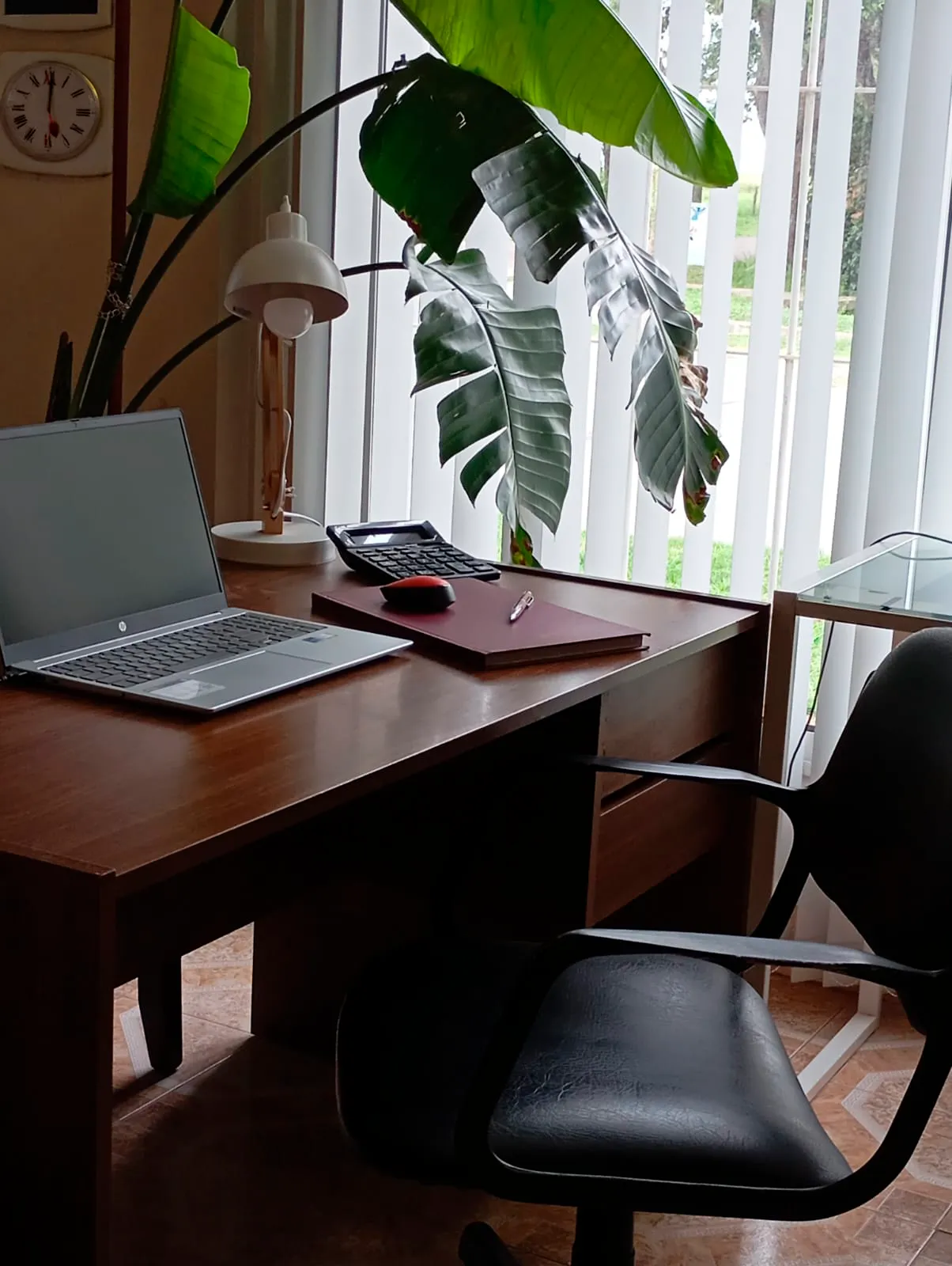 Puesto de trabajo con equipamiento informático